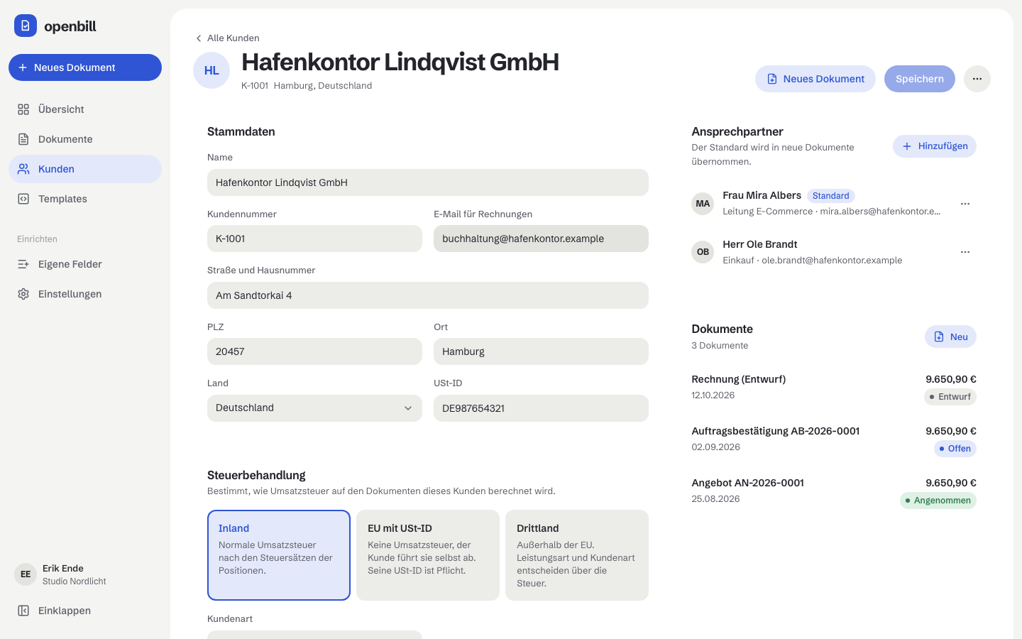 Ein Kunde mit Ansprechpartnern und eigenen Feldern